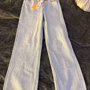 Högmidjade jeans - Jag säljer dessa jeansen för dom är för stora på mig, aldrig använt, dom är från gina. Säljer detta jeans för 200kr istället för 350kr