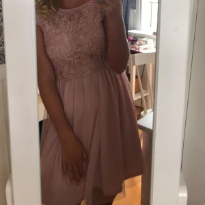 Klänning - Superfin klänning som endast är använd en gång på bröllop! Jätte skön och lite öppen i ryggen!💕