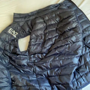 Ea7 väst - Hej säljer min sons väst då han inte vill ha den längre. Storlek S inga håller eller något liknande i västen prisvärt. Hör av vid mer info! (Pris kan diskuteras vid snabb affär)