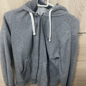 Ralph lauren - Grå Ralph lauren hoodie gamla modellen väll använd nästan ny skick.