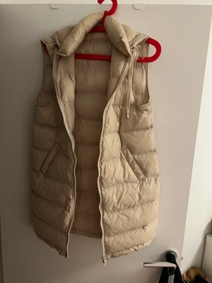 Lång väst från VILA - Lång väst från vila i beiget, inte min still, superbra skick och knappt använd. Pris kan diskuteras! Frakt på 70kr tillkommer.