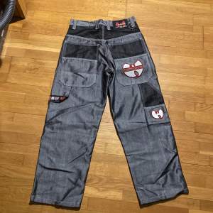 Ett par skitsnygga Wu-Tang jeans som har 74cm i midjemått och 68cm i innerbenslängd. Säljer dessa pågrund av att dom är för små. Dessa är helt oanvända❤️