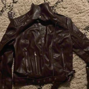 Fin skinnjacka - Mörkröd skinjacka, köpt på secondhand. Använd Max två gånger. 