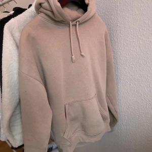 Hoodie - Ny hoodie från Bokbok, har knappt använts, storlek XS
