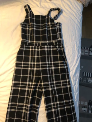 Byxdress 🤍 - Rutig byxdress svart och vit bra skick 🤍använd 3 gånger 🤍✨jag säljer denna för det är inte riktigt min stil och är för liten 🤍✨