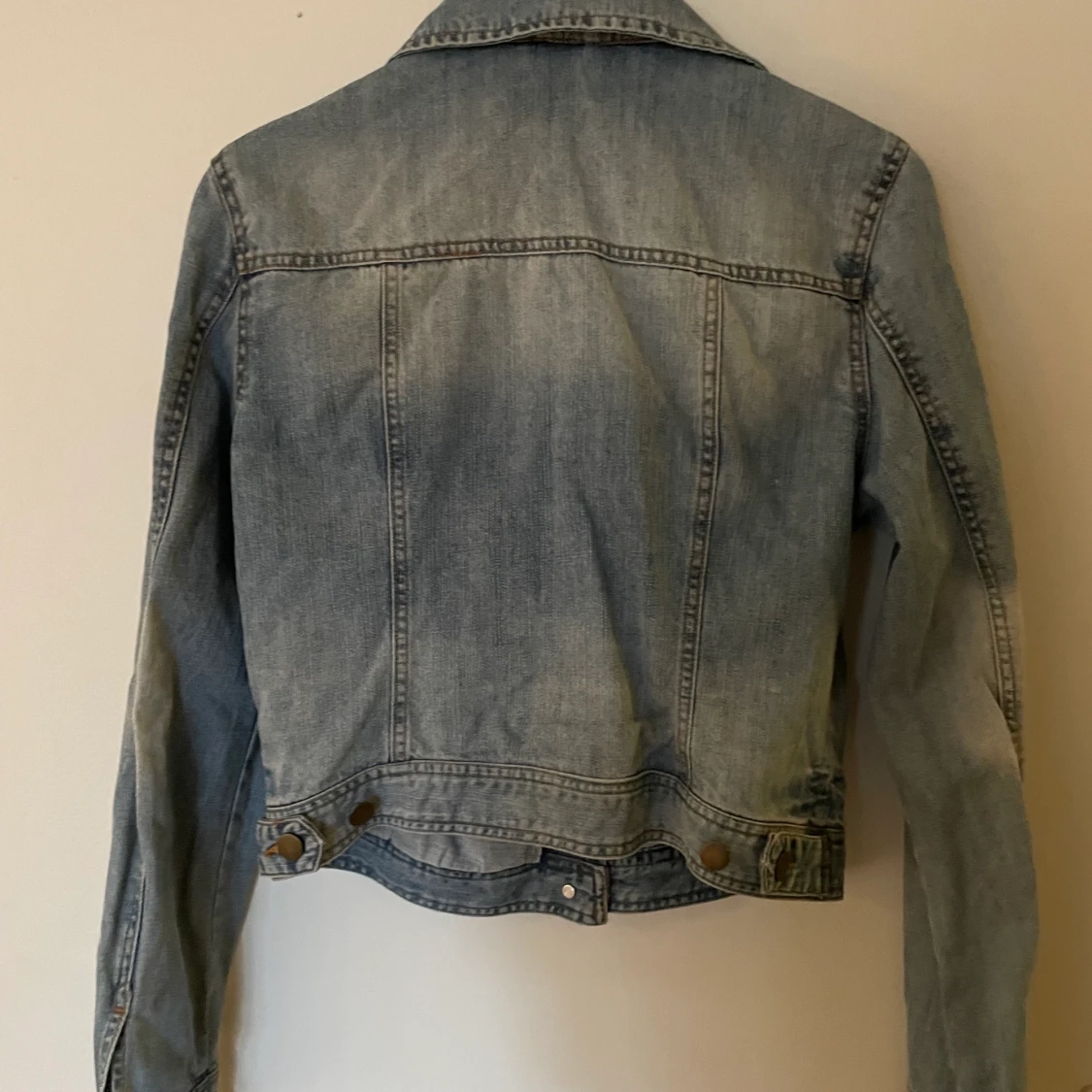 Cool jeansjacka i olika nyanser av blå - 90