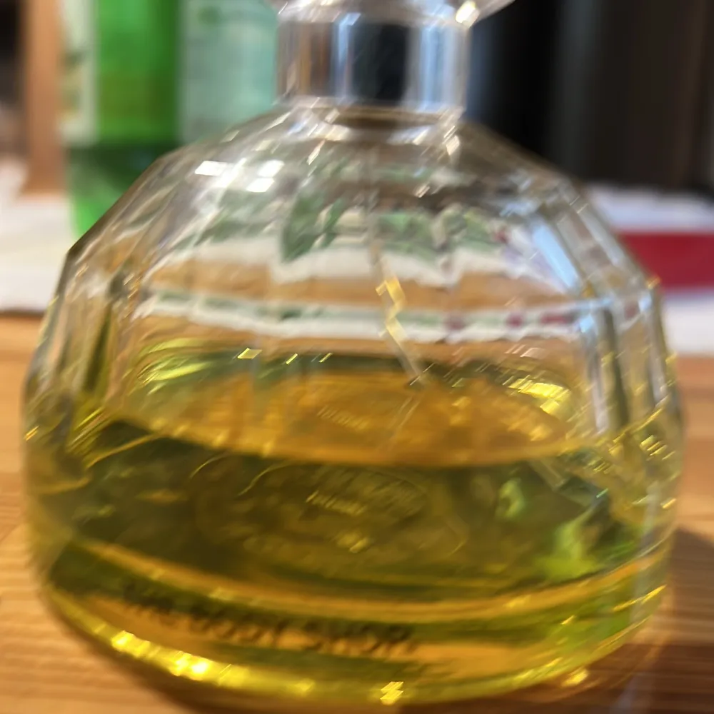En underbar doft från bodyshop Polynesien Island tiare ca 45 % kvar. Nypris 299. Frakten tillkommer. . Asusteet.