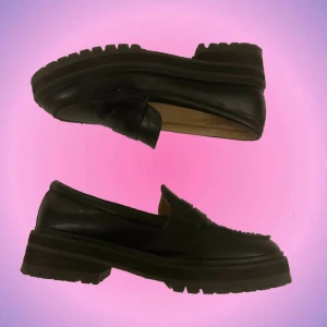 Loafers - Sååå fina loafers köpta här på plick men som tyvärr var för små för mig!😩 Det är något använda (se bild 2) men inga tydliga defekter! Passar de med strlk 38/39✨Skriv privat vid intresse  och frågor!🫶🏻🫶🏻