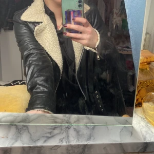 Skinnjacka  - Svart skinnjacka 