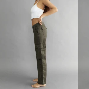 Low waist cargo - Snygga cargo som knappt är använda då de är lite stora för mig, i storlek 36. Säljer inte för billigare än 400kr