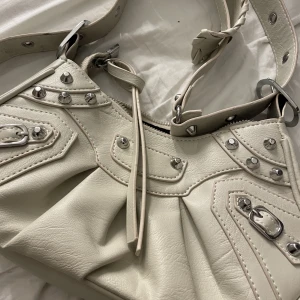 Vintage väska - En fin vintage liknande väska från shein som har justerbara band och aldrig använd!🤍Medföljs även en plånbok!