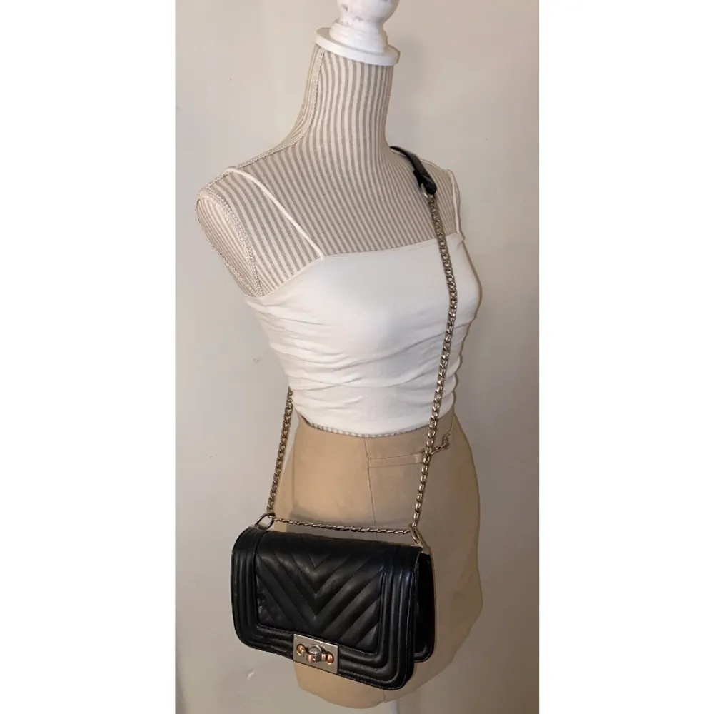 Snygg svart axelbandsväska från Gina i gott skick🖤 går bra att stänga med gott utrymme 🖤går att korta ner 🖤 skönt skydd för axeln 🖤. Väskor.