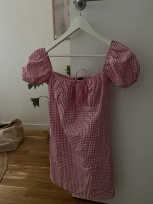 Rutig kläning - Jag säljer denna superfina rutiga kläning från Zara som används ett fåtal gånger, som nu är tyvärr lite kort för mig.❤️ den är i storlek M men skulle mer säga att den är i S!