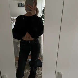 Slit jeans - Straige leg slit jeans från Gina. Köpta för 600 i somras, Använda fåtal gång så som nya!!! 