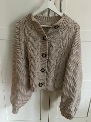 Kabelstickad kofta - Superfin slutsåld kofta från HM i strl S💕💕frakt tillkommer 