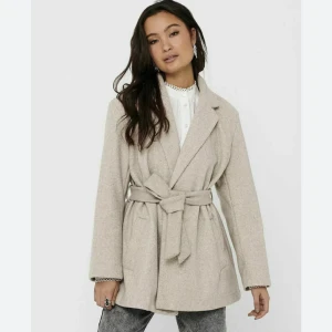 Kort kappa  - En knappt använd kappa som är beige/grå. Köpt på zalando från märket Only. Köpt för 500 kr. Kappan är helt slutsåld på zalando. Skriv för fler bilder! 