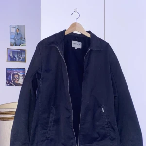 Svart jacka  - En svart jacka från carhartt