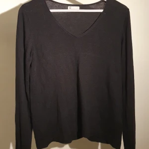 Urringad tröja från Cubus - Fin och mjuk tröja från Cubus i strl S. Det är en tunn stickad tröja som är väldigt skön på🥰 I ärmarna så är de knytband.
