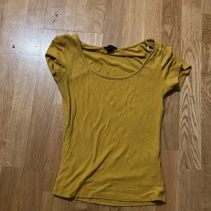 T shirt - Figursytt t shirt i storlek s