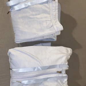 Mjukis sett - Jag säljer mitt ljusblå mjukis sätt från Ginatricot. Använt ca 1 gång och inga tecken på användning. Köptes för 500 kr men säljer för 250 + frakt💞 kom privat för fler bilder och information. Tröjan är i storlek M och byxorna S.