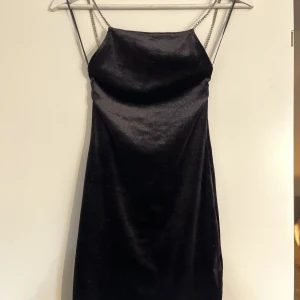 Klänning med strass✨ - Klänning med djup rygg och strass band! Använd 1 gång✨
