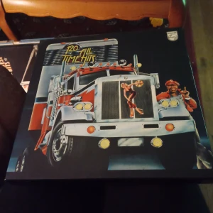 Album 120 All Time Hits LP skivor vinyl 33 . - Album 120 ALL TIME HITS LP SKIVOR VINYL 33 .LIGGER I SIN KARTONG och inget slitage finnes som nyskick .hämtas i Skene alt skickas o köpare betalar frakten o Swishbetalning tillämpas alt kontant betalning .