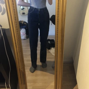 Mörkblåa jeans - Mörkblåa jeans i märket InWear i storlek (Eur) 44. Säljer då de är för stora för mig så kommer inte till användning. Passar bra i längd för någon runt 175-180cm. Bra skick!  50kr + 66kr frakt :)