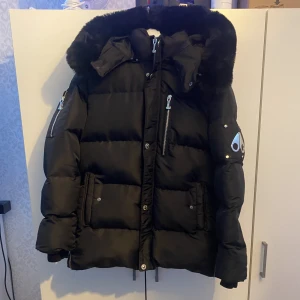 Moose knuckles Jacka - Nu säljer jag en väldigt fin Moose Knuckles jacka som som jag tagit hand om mycket väl. Jag bjuder på frakten och priset på jackan är 2300kr. Meddela mig om ni har några frågor så svarar jag så fort jag kan💫