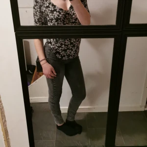 Grå Jeans - Säljer dessa gråa högmidjade jeans i storlek M, det är använda 2-3 gånger så inget tecken på något slitet. Pris kan diskuteras. 🌺