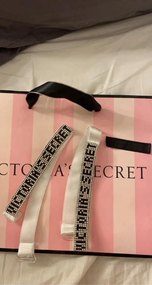 Victoria secret band - Fina VC band, finns en lapp till och man syr på den på en bh ist för att betala 700-800kr för en säljer jag banden för 100 (pris kan diskuteras)❤️