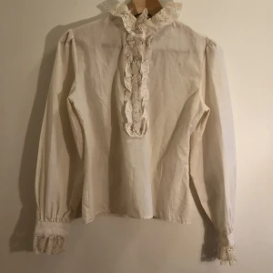 Vintage blus - Vintage blus, skulle gissa att den är från 70-talet! I använt skick!