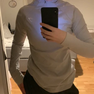 Gymshark tröja - Långärmad träningströja från Gymshark i ljusgrå färg. Endast använd ett fåtal gånger.