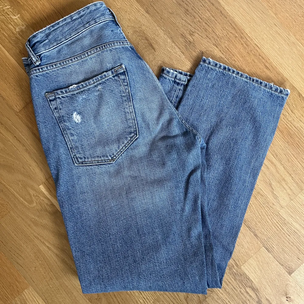 AllSaints jeans köpta i London. Storlek 26. Jättefint skick, låga i midjan och ”momjeans” fit. Jag är 168 och byxorna slutar på mig precis där skon börjar.. Jeans & Byxor.