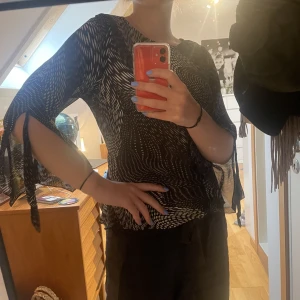 Cool blus - Tunn och mönstrad blus. Väldigt skön att ha på sig. Fladdriga ärmar.