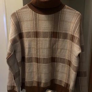 Turtleneck - Storlek 12 dvs typ M. Supermjuk och skön tröja, perfekt myströja eller en kall vinterdag. Sparsamt använd :)