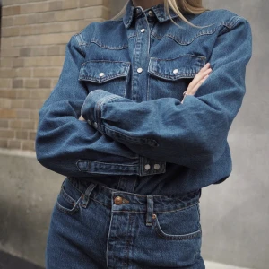 Snygg jeansskjorta - Jeansskjorta från Won Hundred som bärs av Ellen Claesson på bild ett. Använd men i bra skick! Stl. 36 men kan bäras av 34/38 beroende på hur man vill att den ska sitta.