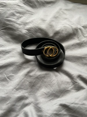 Skärp med gulddetalj  - En skärp med gulddetalj, var väldigt populära för något år sedan, väldigt snyggt! Skriv ett pris så diskuterar vi😊❤️