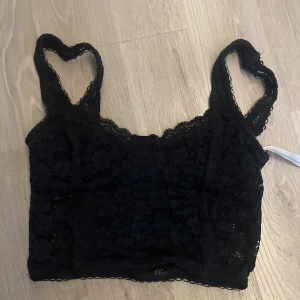 Topp - En topp från Urban outfit, knappt använd så i bra skick! Säljer då den blivit för liten! Köparen står för frakten🤍