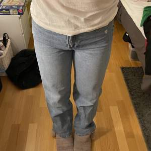 supersnygga högmidjade jeans från h&m!! 💕💕 sparsamt använda, därför inga defekter alls.