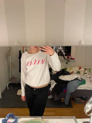 superfin sweatshirt som är i bra skick! köpt på h&m💕strl S, men skulle säga att den även passar en XS. skriv privat ifall ni har fler frågor!😊💕