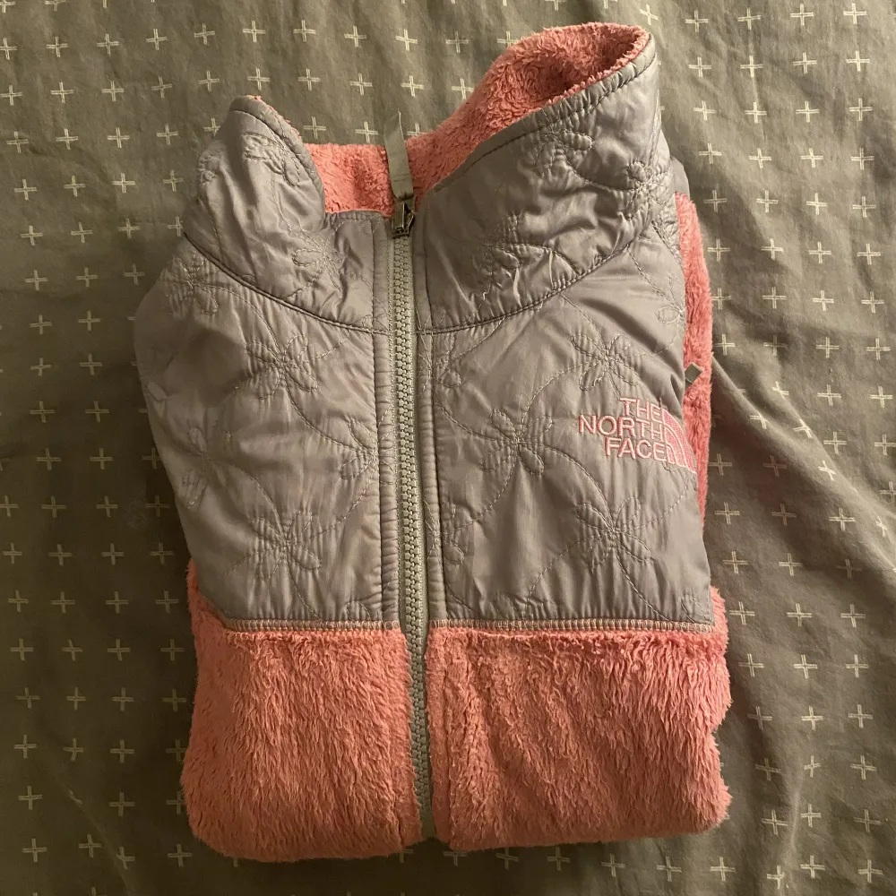 Snygg,varm, mjuk The North Face fleece jacka som man kan ha under en annan jacka eller bara som den är. Rosa och grå. Bra kvalite inga hål eller fläckar. . Jackor.