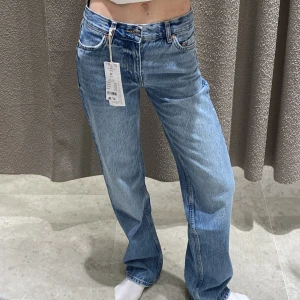low waist jeans - säljer ett par jeans från gina tricot i modellen low straight petite. köpte dem här på plick men bilderna är ifrån ett provrum när jag testade modellen i regular. de är verkligen så fina men tyvärr lite korta för min smak🤍 skriv för fler bilder/frågor!🫶🏼