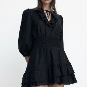 Klänning från zara - En gullig svart klänning från zara i storlek S. **ALDRIG ANVÄND, PRISLAPP KVAR**.  Säljer då den inte har kommit till användning. Nypris 559kr