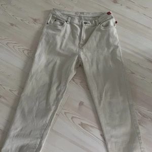 Jeans - Säljer dessa krämvita jeansen på grund av att de är för korta. Dem är köpta på second hand men har själv aldrig använt dem🫶🫶🫶