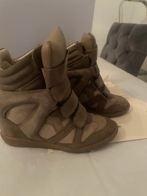 Isabel Marant  - Over basket i ny skick och härlig färg som passar till det mesta. Nypris 5099 kr. 