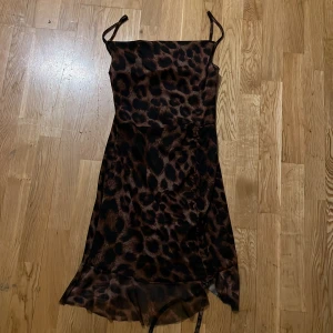 Klänning  - Super fin leopard klänning från prettylittlething i storlek M