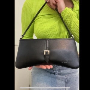 DKNY VÄSKA YK2  - Jätte fin vintage DKNY väska ❤️‍🔥