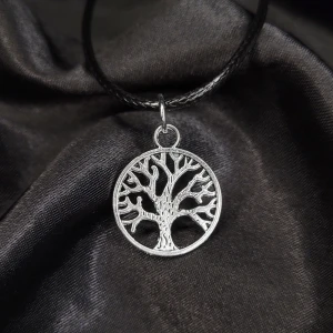 Halsband med Livets Träd! 🌳✨ - Egengjort halsband med Livets Träd berlock! 45cm långt, går att spänna kortare. Rostfritt! Livets träd har använts som symbol i urminnes tider inom flera religioner, länder och mytologier. Det finns mycket mer information online om ni är intresserade! ♡