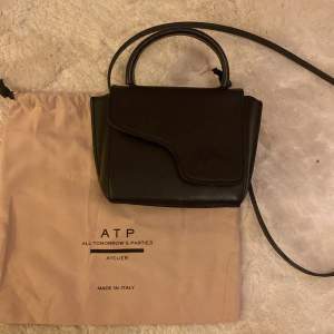 Intressekoll på min fina svarta ATP väska!  Använd sedan jag köpte den i april, men i väldigt fint skick🤍  Hör av dig för mer info eller om du har några frågor🤍