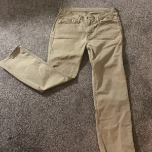 levis 514 - riktigt snygga jeans från levis  säljer eftersom dom är för små skulle nog säga att dom passar 30w men står 33 